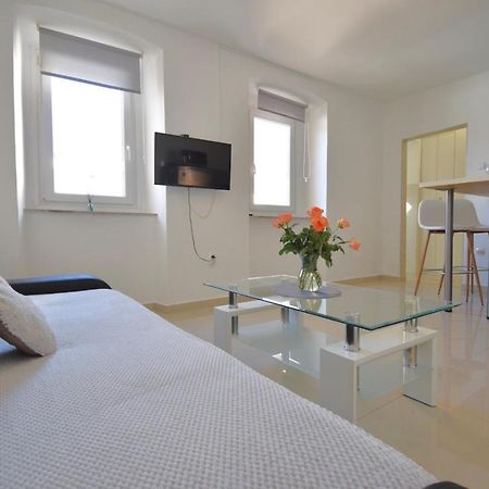 City Centre Apartment With Terrace 2 Pula Exterior photo