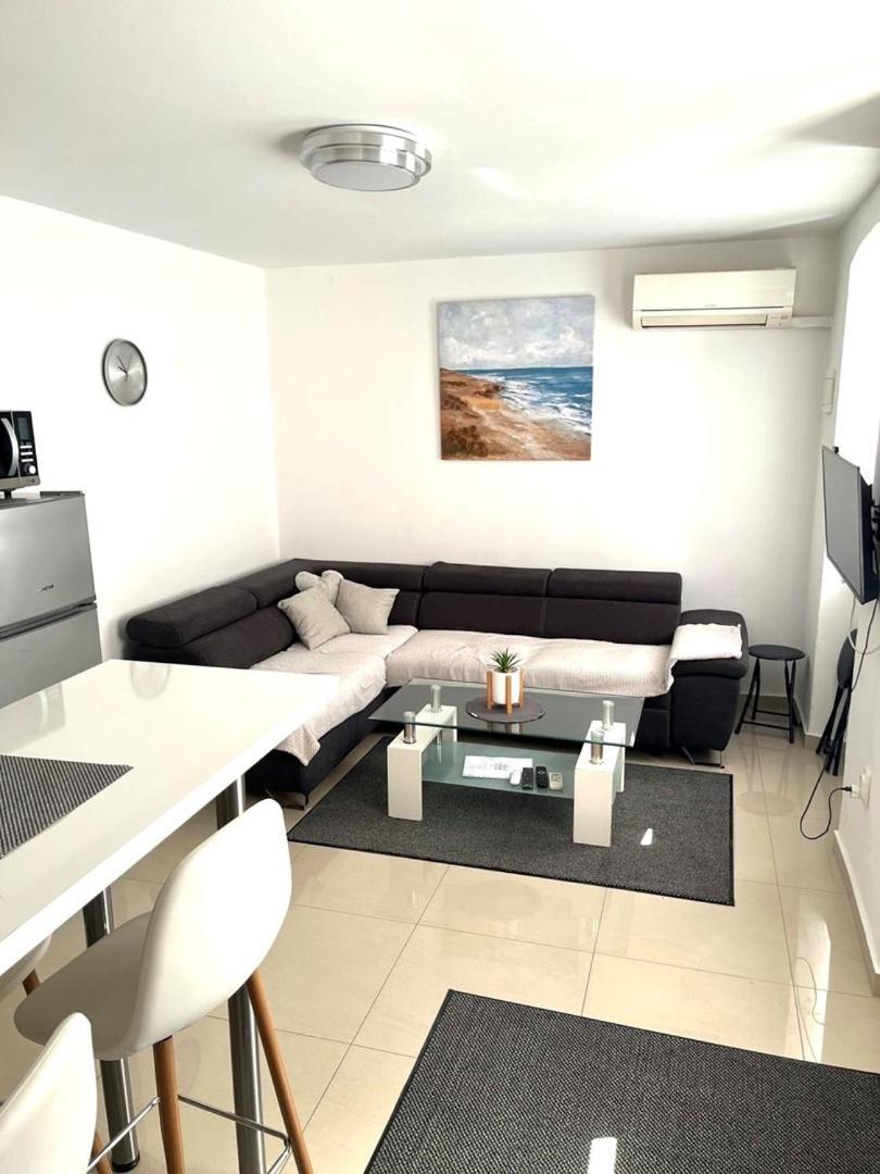 City Centre Apartment With Terrace 2 Pula Exterior photo